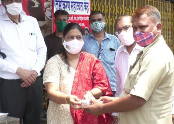 Food packets are being distributed to 500 people every day by BJP leader Rajesh Mehta.