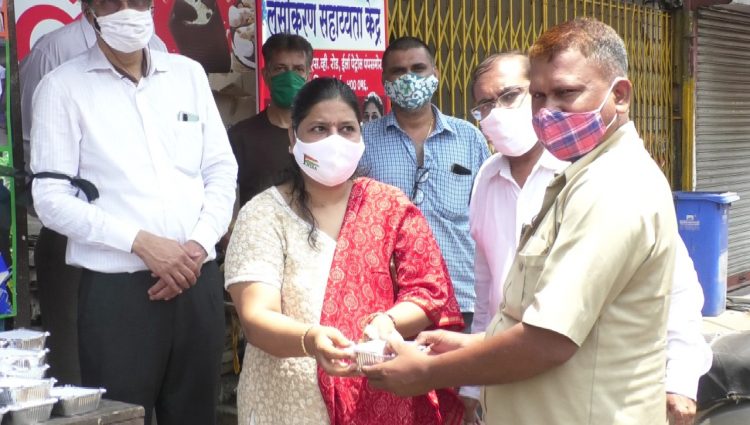 Food packets are being distributed to 500 people every day by BJP leader Rajesh Mehta.