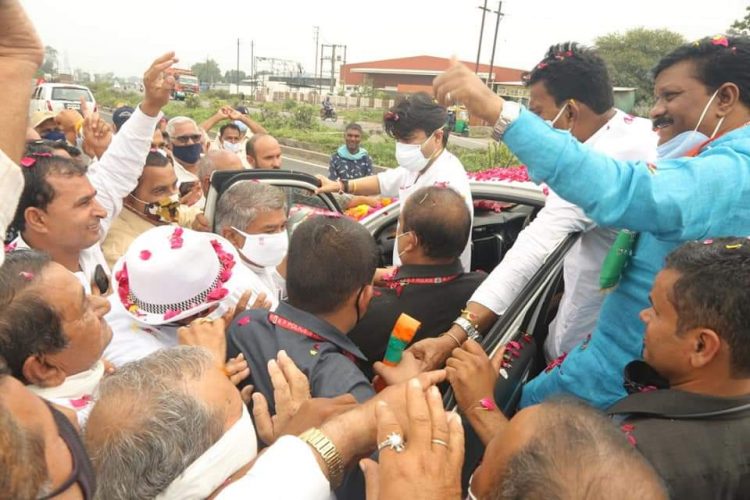 केंद्रीय मंत्री बनने के बाद पहली बार इंदौरआए ज्योतिरादित्य सिंधिया का भाजपा जिलाध्यक्ष ने किया स्वागत।