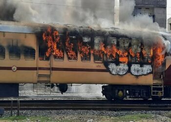 RRB-NTPC विवाद, बिहार में छात्रों ने गया की पैसेंजर ट्रैन में लगायी आग, तीसरे दिन भी प्रदर्शन जारी