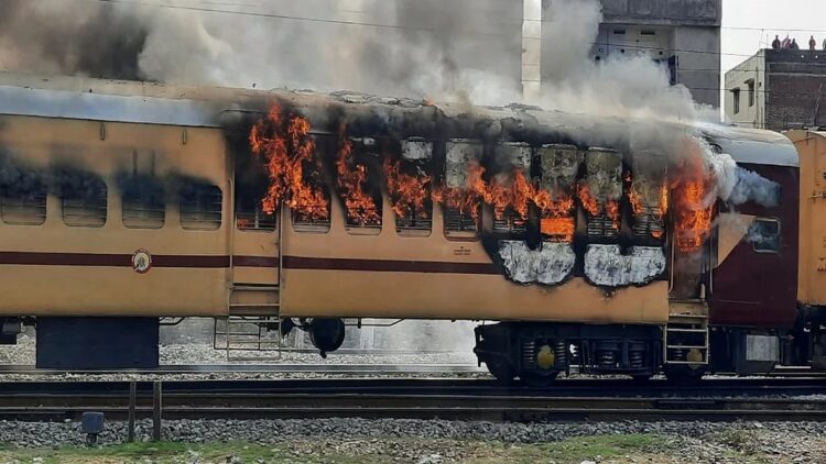 RRB-NTPC विवाद, बिहार में छात्रों ने गया की पैसेंजर ट्रैन में लगायी आग, तीसरे दिन भी प्रदर्शन जारी
