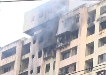 Mumbai के ताड़देव इलाके की बहुमंज़िला में भीषण आग से हुआ भरी नुकसान, प्रशासन पर उठे सवाल