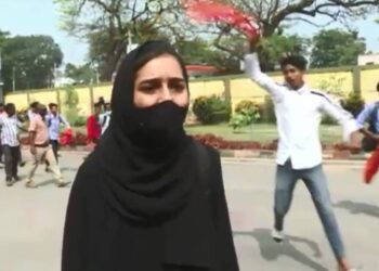 RSS की मुस्लिम शाखा ने कर्नाटक की लड़की का दिया साथ, जानिए क्या है वजह